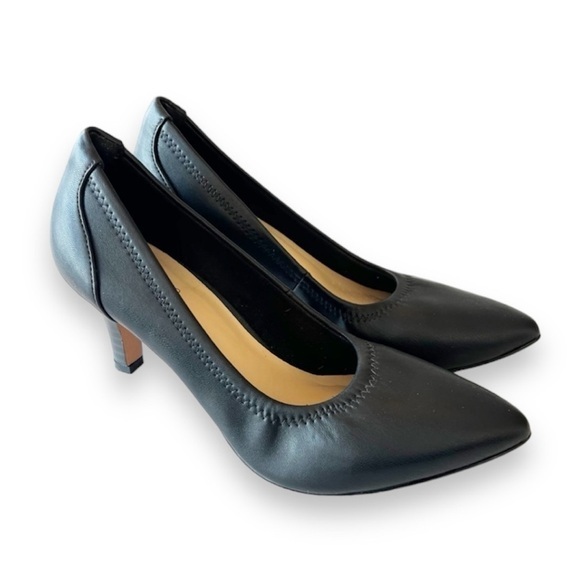 Clarks Shoes - Clarks Illeana Smooth Black Leather Pointed Toe Pump Size 7.5 Career Classic EUC